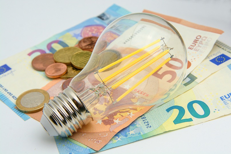 Bollette di luce e gas: oltre due milioni di italiani non capiscono la  nuova formula - Ore12