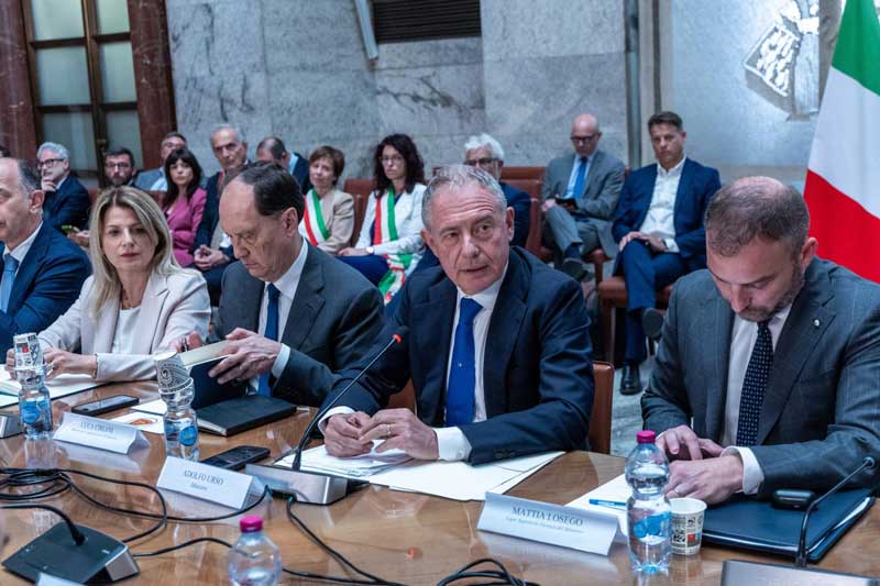 I-Ministri-Luca-Ciriani,-Adolfo-Urso-occasione-del-tavolo-crisi-Electrolux.-Ministero-delle-Imprese-e-Made-in-Italy