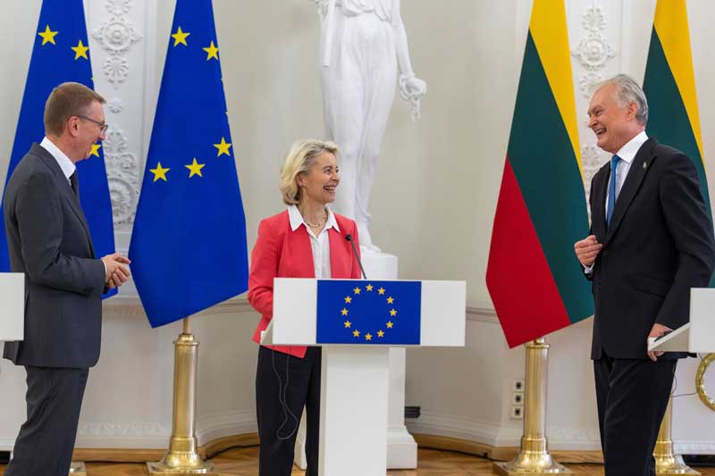 Il presidente lituano Gitanas Nausėda, a destra, il presidente lettone Edgars Rinkević, a sinistra, e la presidente della Commissione europea Ursula von der Leyen, al centro, parlano dopo una conferenza stampa congiunta al palazzo presidenziale di Vilnius, Lituania, martedì 26 maggio 2026. (AP Photo/Mindaugas Kulbis) Associated Press / LaPresse Solo Italia e Spagna