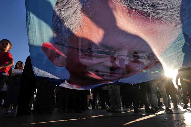 Manifestazione a sostegno del leader del Partito Popolare Repubblicano (CHP) a Istanbul Durante una manifestazione di sostegno a Istanbul, in Turchia, lunedì 25 maggio 2026, alcune persone reggono un'immagine di Ozgur Ozel, leader del principale partito di opposizione turco, il Partito Popolare Repubblicano (CHP), dopo che la polizia aveva fatto irruzione nella sede del partito ad Ankara la domenica precedente. (AP Photo/Francisco Seco)